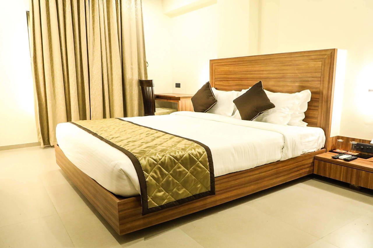 Kyriad Hotel Solapur By Othpl Екстер'єр фото