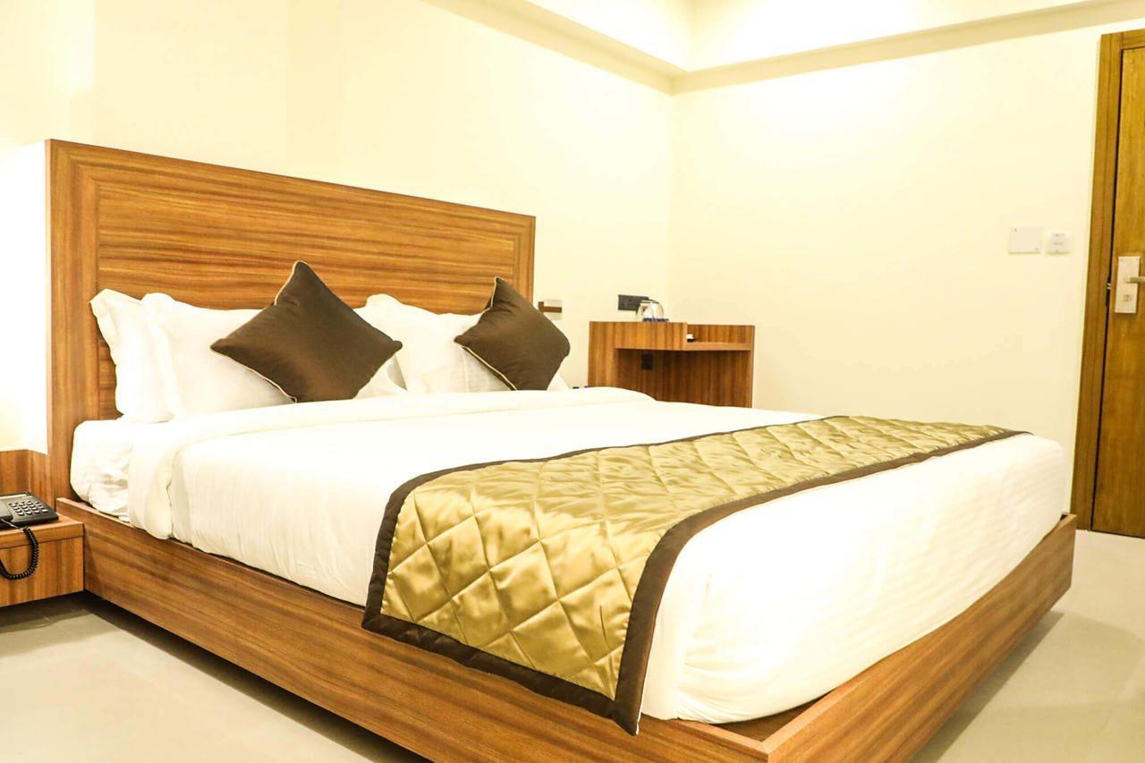Kyriad Hotel Solapur By Othpl Екстер'єр фото