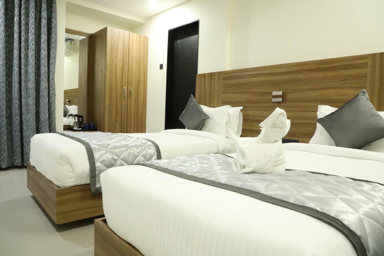 Kyriad Hotel Solapur By Othpl Екстер'єр фото