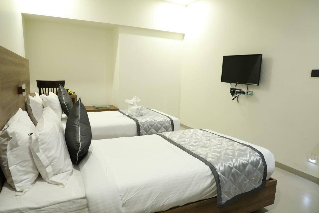 Kyriad Hotel Solapur By Othpl Екстер'єр фото