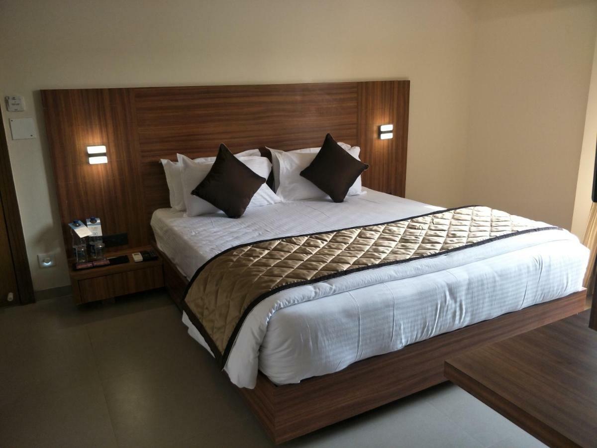 Kyriad Hotel Solapur By Othpl Екстер'єр фото