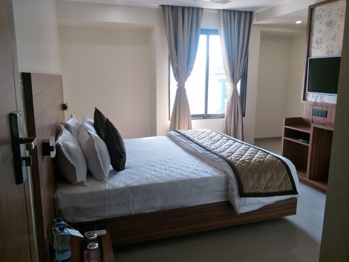 Kyriad Hotel Solapur By Othpl Екстер'єр фото