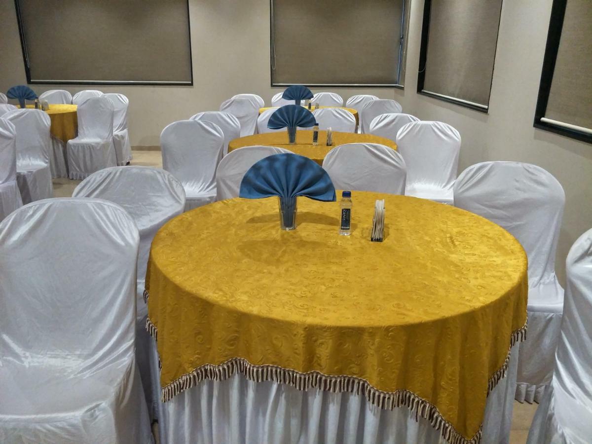 Kyriad Hotel Solapur By Othpl Екстер'єр фото