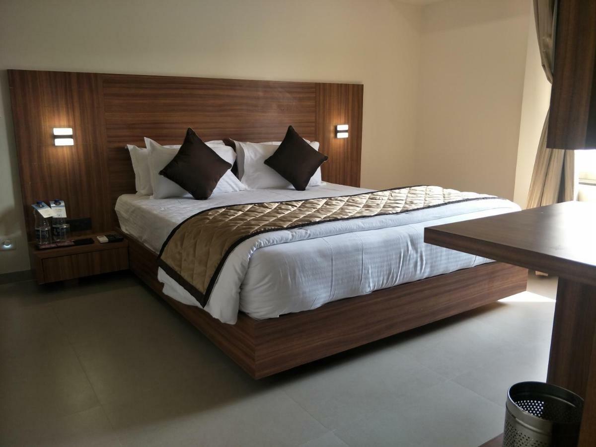Kyriad Hotel Solapur By Othpl Екстер'єр фото