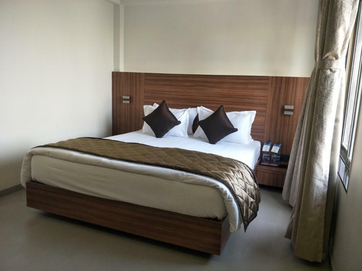 Kyriad Hotel Solapur By Othpl Екстер'єр фото