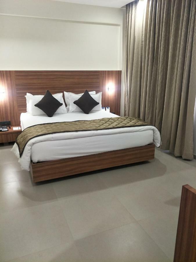 Kyriad Hotel Solapur By Othpl Екстер'єр фото