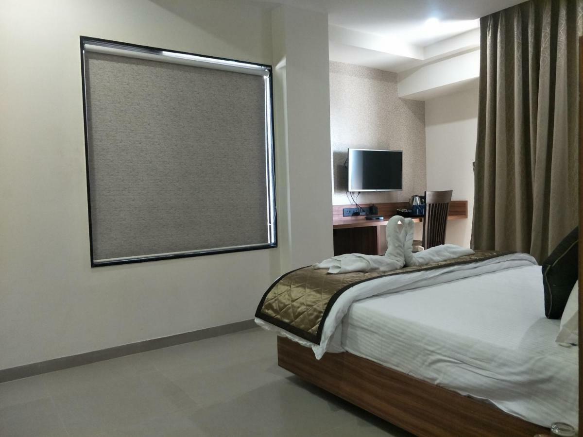 Kyriad Hotel Solapur By Othpl Екстер'єр фото
