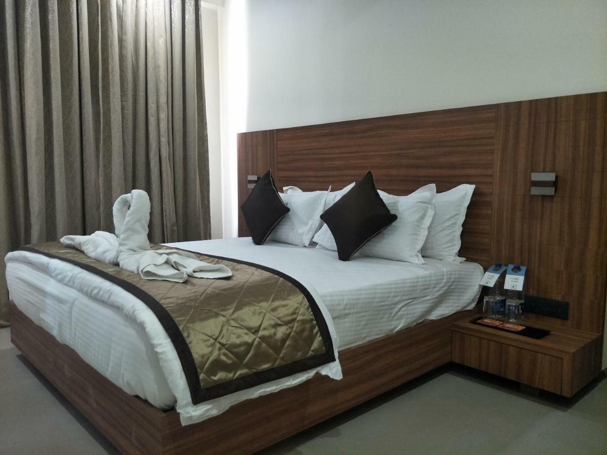 Kyriad Hotel Solapur By Othpl Екстер'єр фото