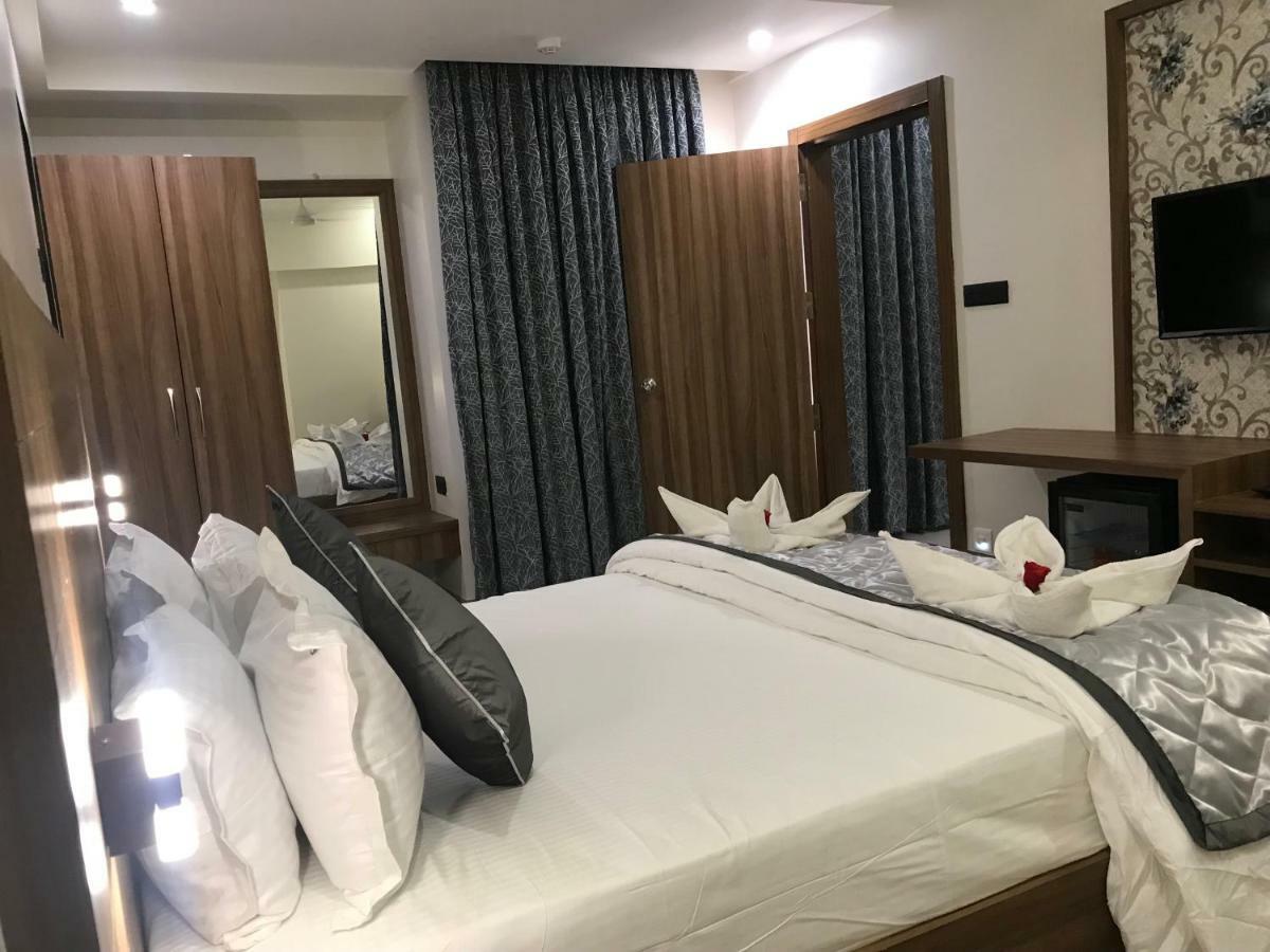 Kyriad Hotel Solapur By Othpl Екстер'єр фото