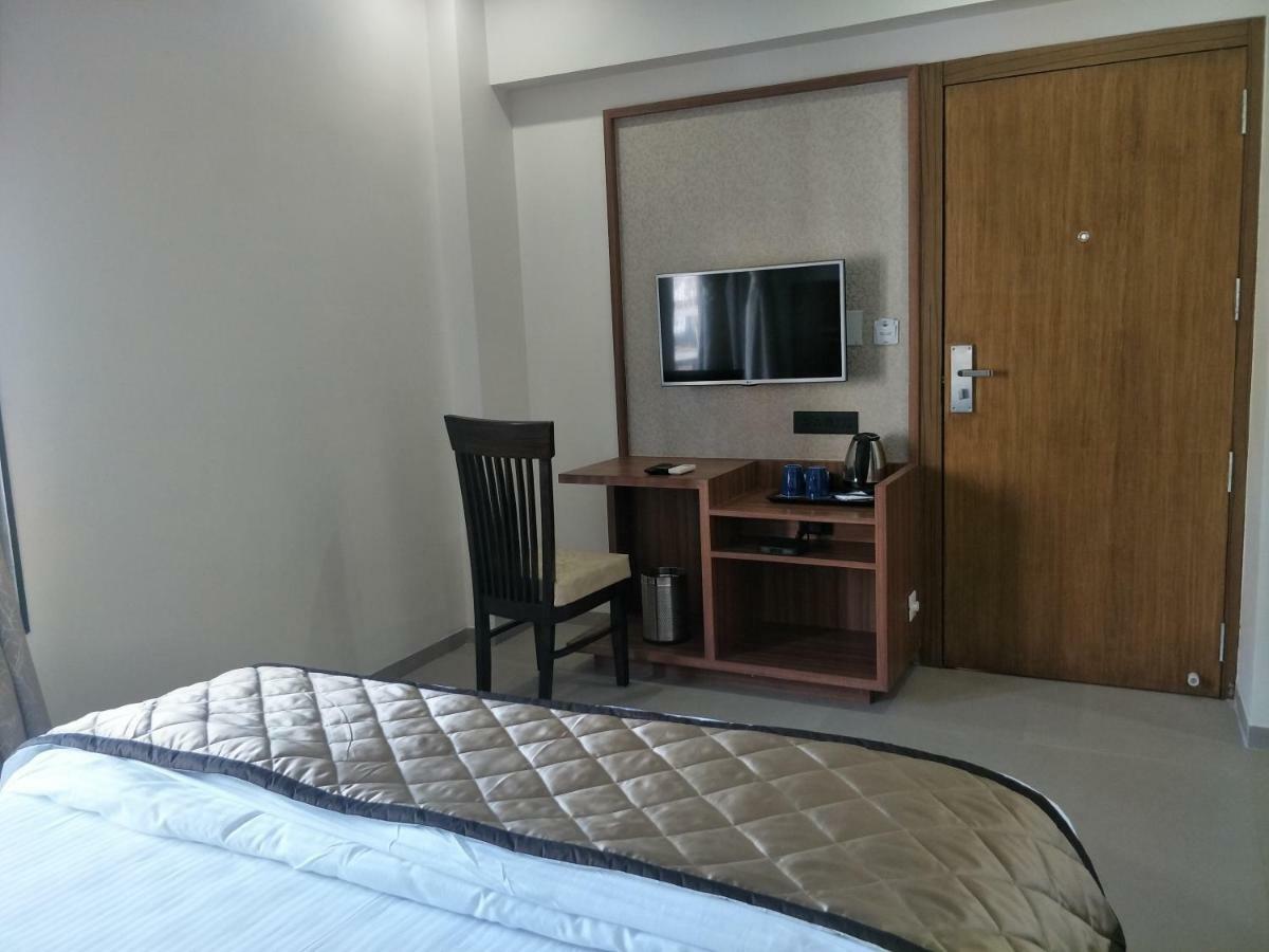 Kyriad Hotel Solapur By Othpl Екстер'єр фото
