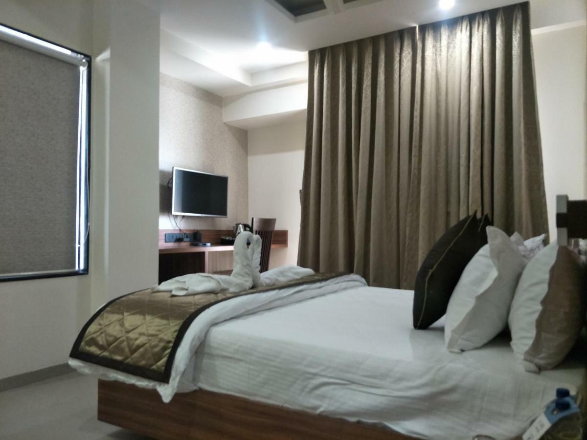 Kyriad Hotel Solapur By Othpl Екстер'єр фото