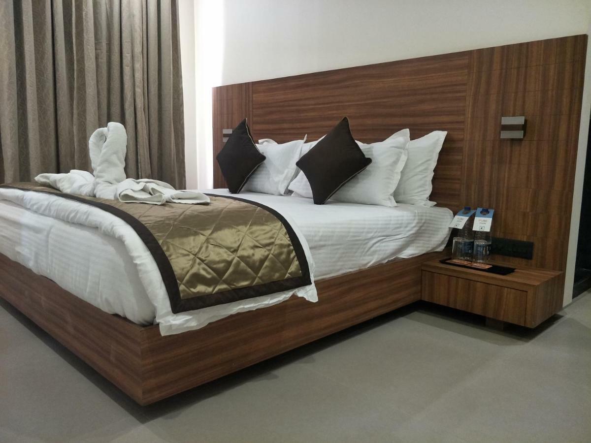 Kyriad Hotel Solapur By Othpl Екстер'єр фото