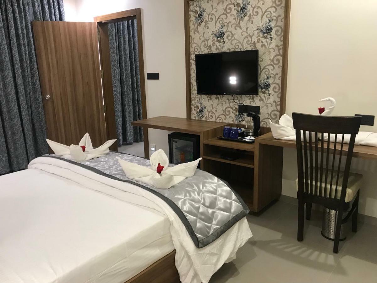 Kyriad Hotel Solapur By Othpl Екстер'єр фото