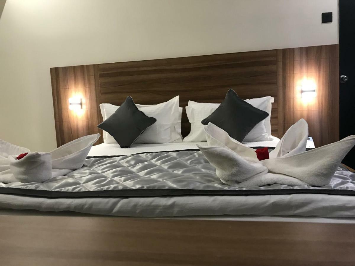 Kyriad Hotel Solapur By Othpl Екстер'єр фото