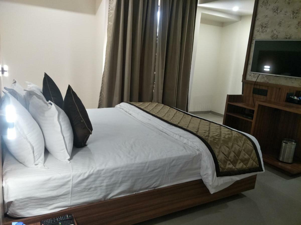 Kyriad Hotel Solapur By Othpl Екстер'єр фото