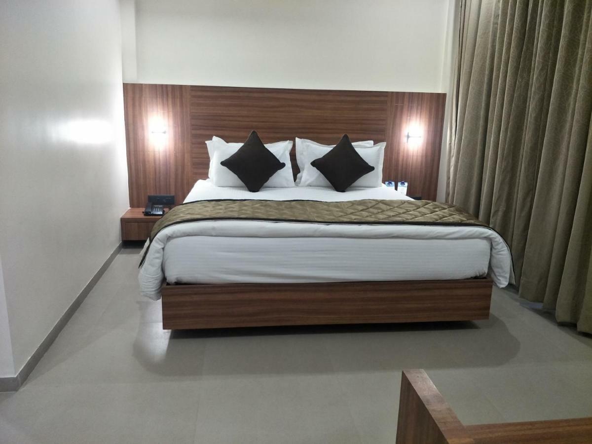 Kyriad Hotel Solapur By Othpl Екстер'єр фото