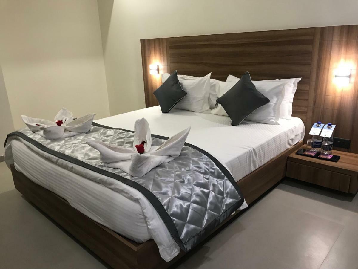 Kyriad Hotel Solapur By Othpl Екстер'єр фото