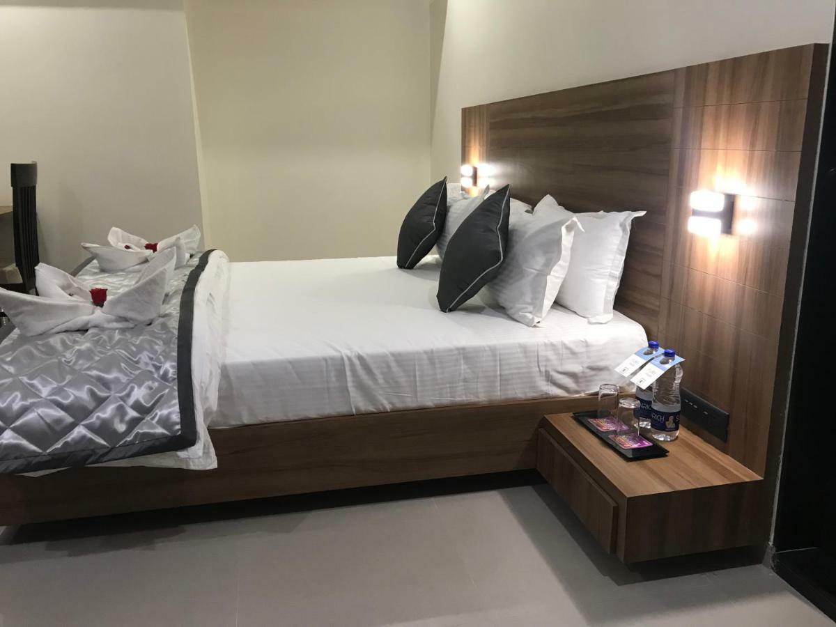 Kyriad Hotel Solapur By Othpl Екстер'єр фото